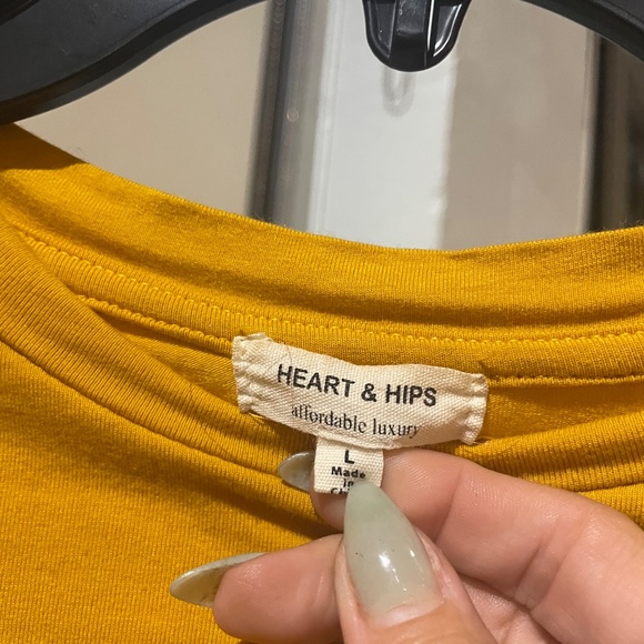🌟Heart & Hips Yellow Cropped T-Shirt Size Large | Striped Sleeve Varsity Style - Picture 3 of 5